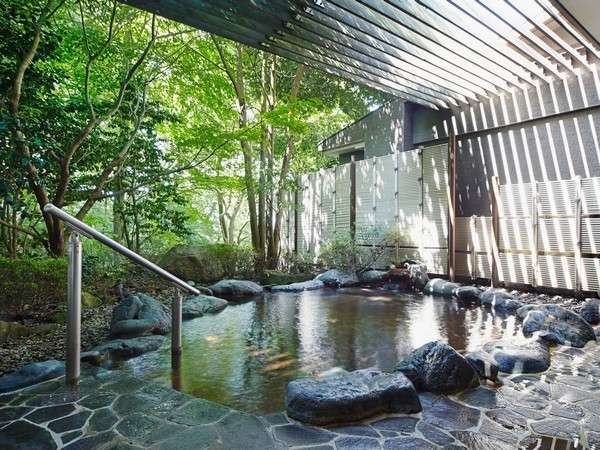 日頃の疲れを癒す露天風呂。箱根の自然と共にご堪能ください。