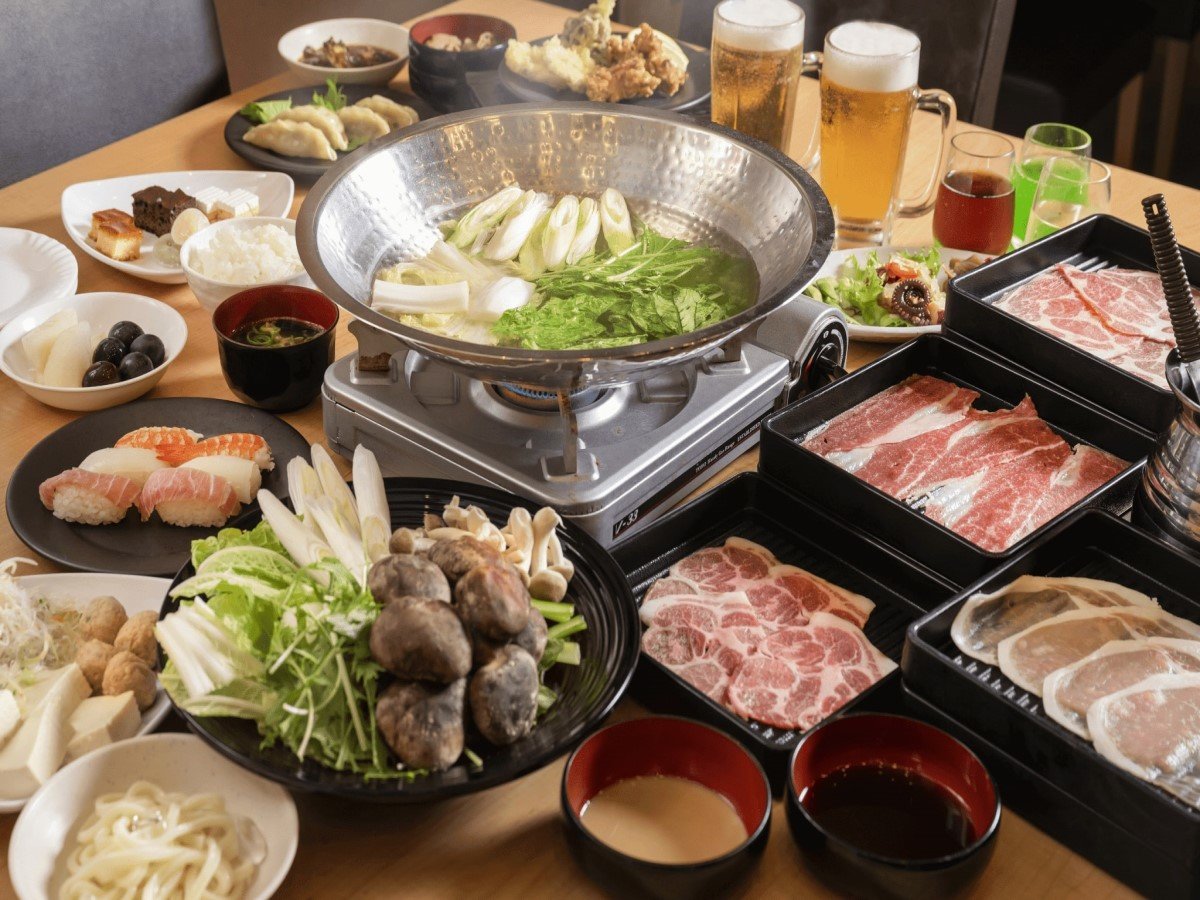 お鍋の追加は、別途1,100円（1つ）で承ります。お肉は、牛肉・豚肉・つくねをご用意しております！