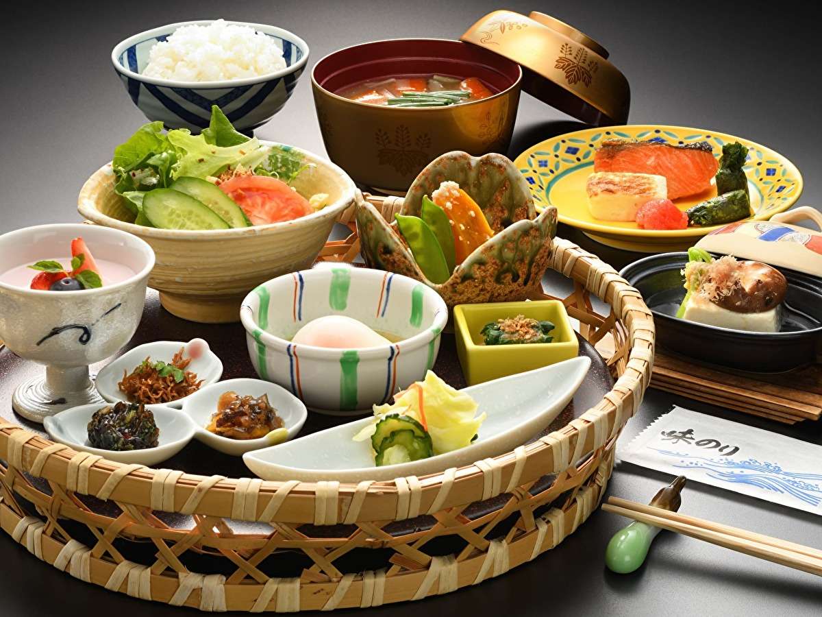 【朝食】一日の元気は朝食から。当館の朝食は和食のお膳でご提供致します(画像はイメージです)。