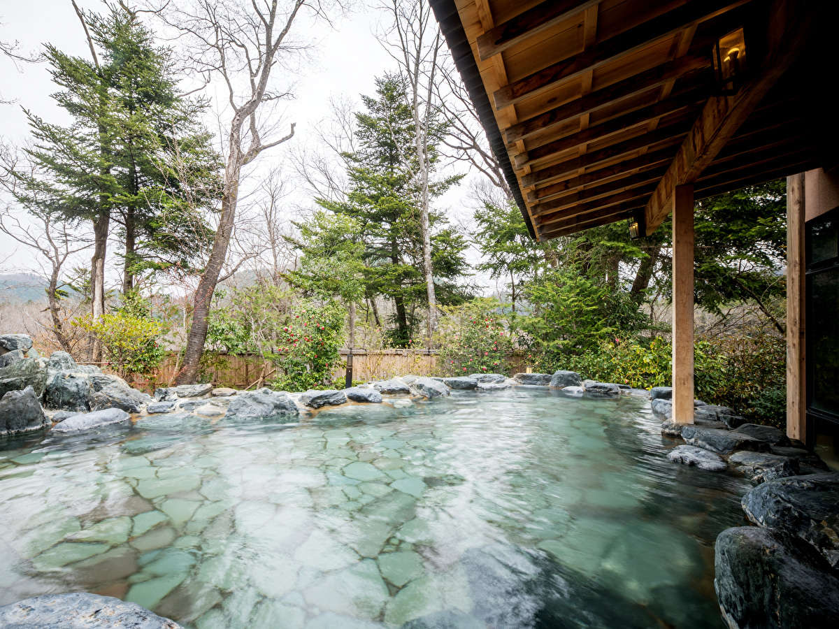 【別館男性露天風呂】秋保の自然を楽しめる露天風呂。四季折々で異なった表情を見せます。