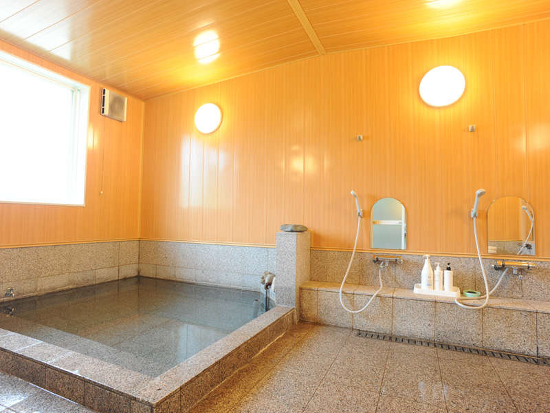 *【大浴場】六日町温泉の源泉かけ流し！待つことなく入れるよう、シャワーは8台を設置しております。c