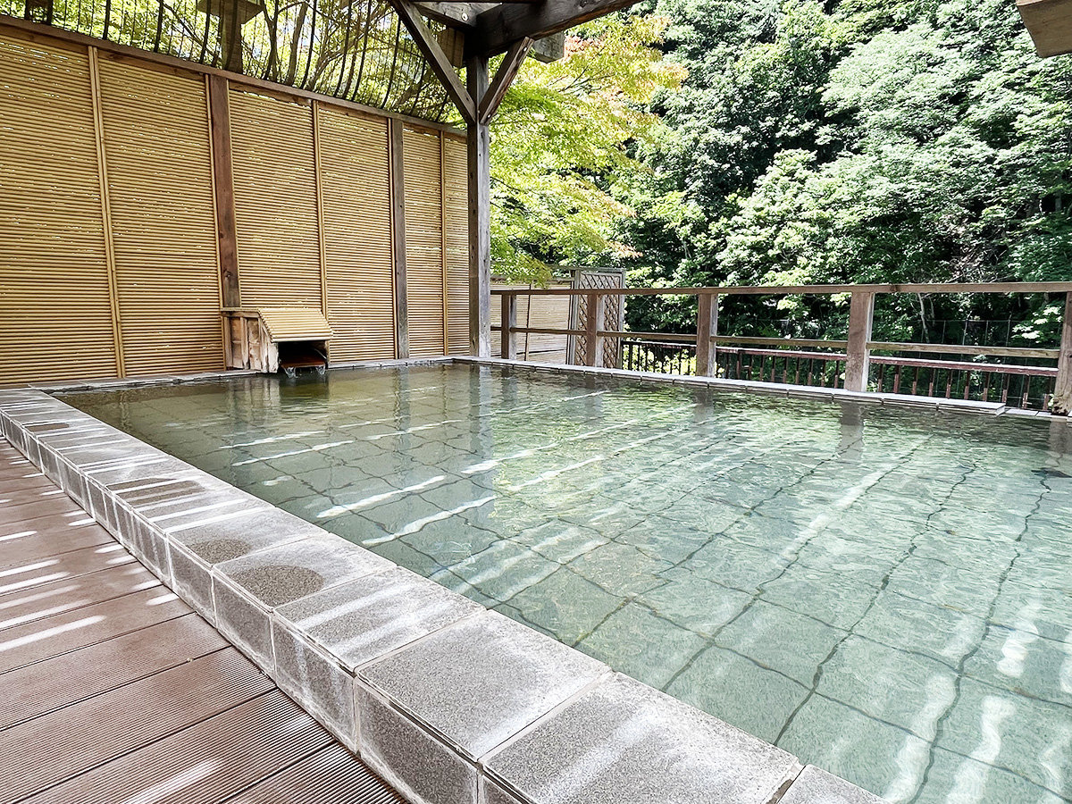 男鹿川を望みながら自然を感じられる露天風呂