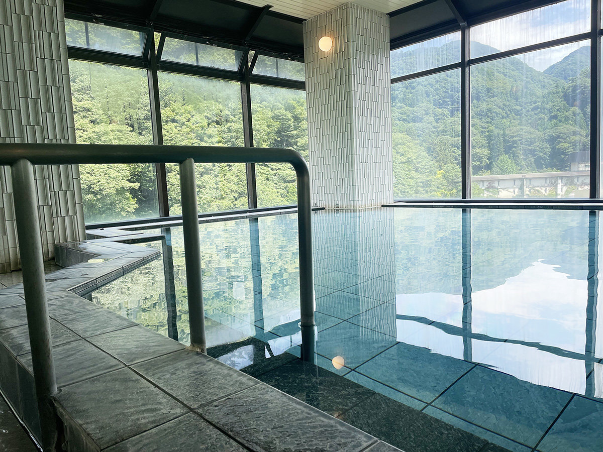 当館最上階に位置する川治温泉郷の絶景を望める展望大浴場