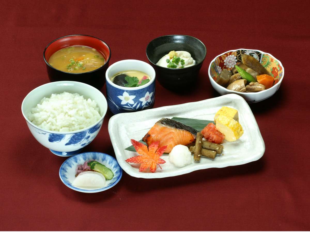 【和朝食】焼き魚や茶碗蒸しなどご用意しております。※写真は一例です。