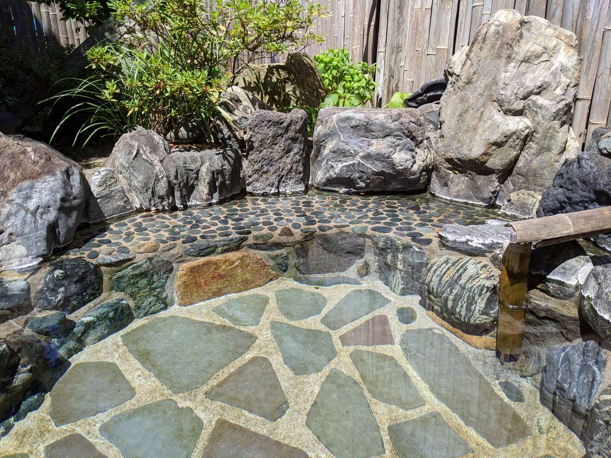 【露天風呂】小さな湯船です。春から秋まで入浴可能ですが、悪天候の場合など中止の場合もあります。