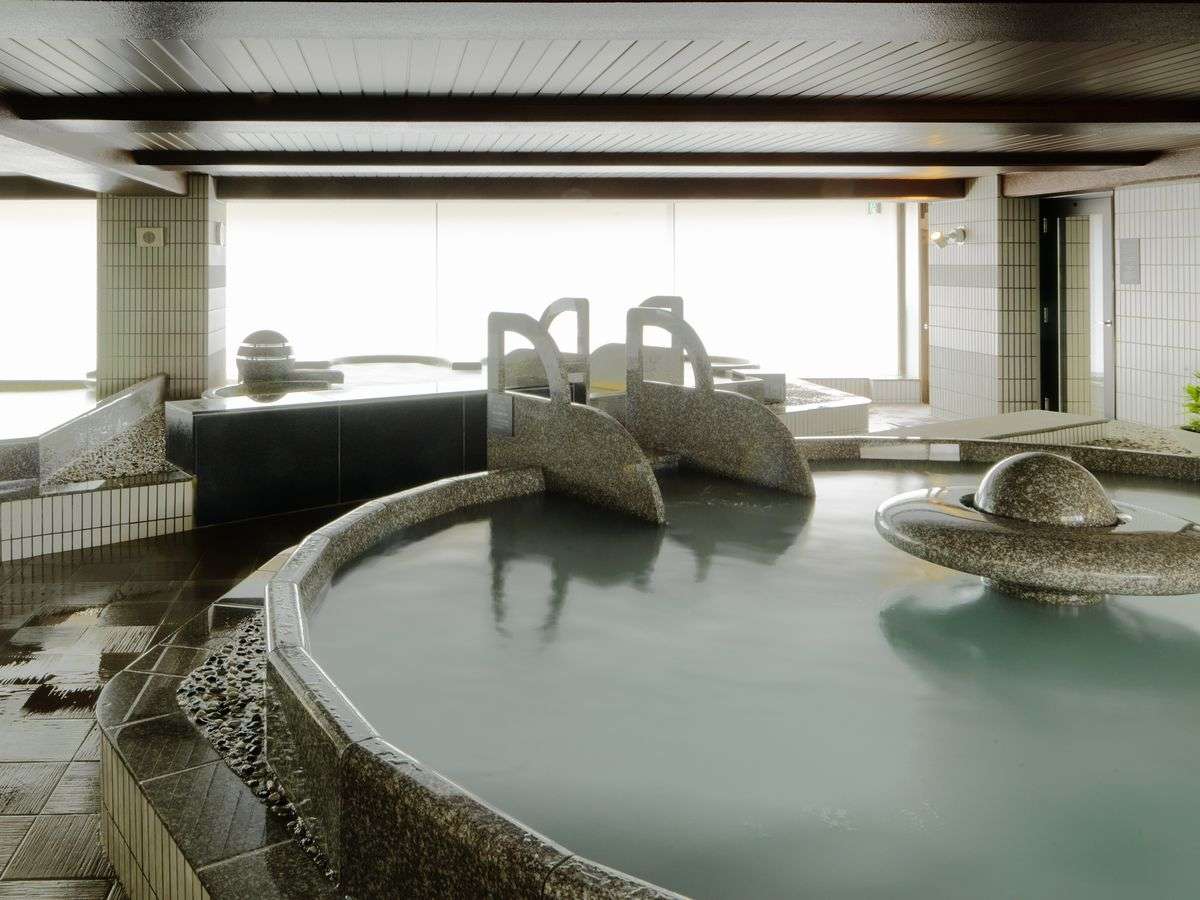 【2F男性大浴場「ピンネシリ」】温泉、サウナをお楽しみくださいませ。
