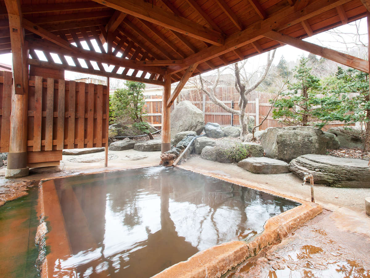 *【混浴露天風呂（下の湯）】北海道最古の開湯約800年。湯量も豊富です。