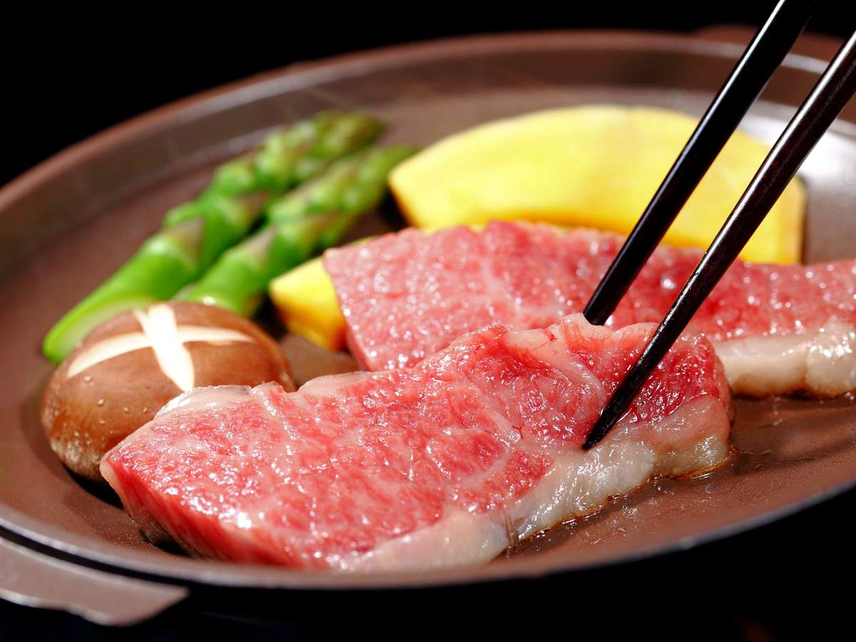 【お料理】夕食メニュー一例／佐賀県産和牛陶板焼き