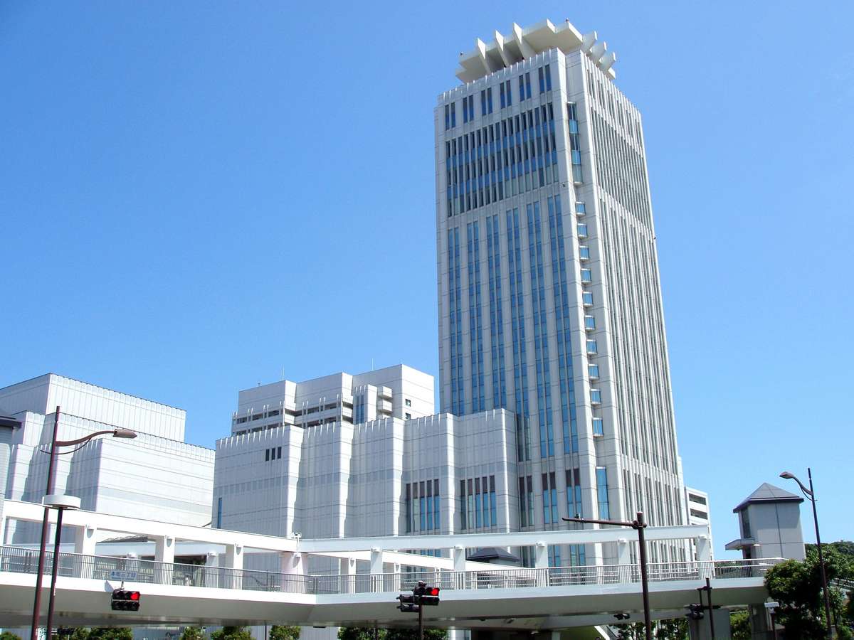 日本を代表する建築家、丹下健三氏によってデザインされた特徴的な外観