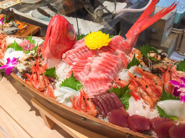 【レストラン】相模湾近郊で獲れた金目鯛まぐろイカ海老サーモン、日替りのお造り船盛をご用意