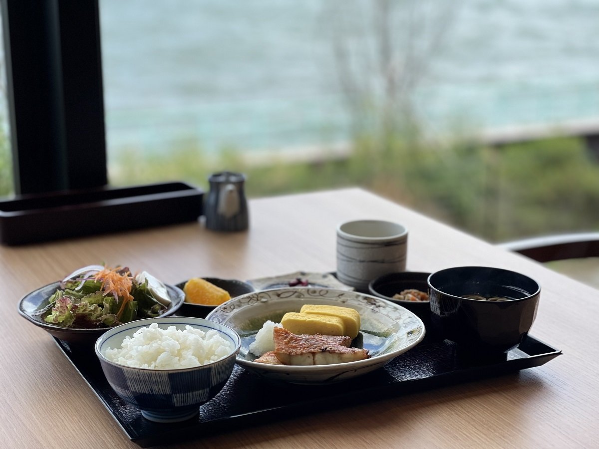 【朝食】泉州地域の食材を使用した和定食で提供しております(7:00〜9:00L/O)