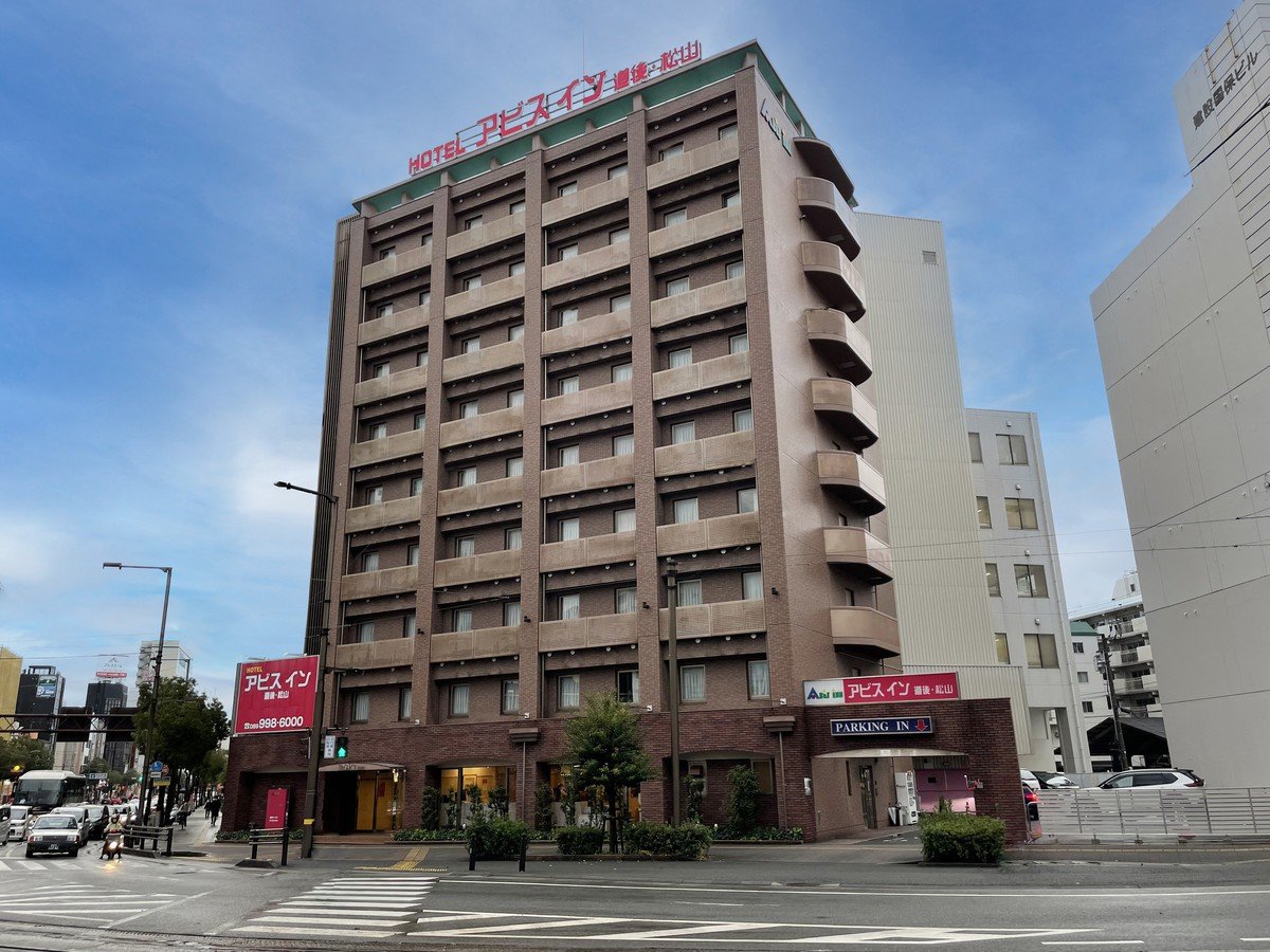 ■【外観】当ホテルは勝山町交差点の一角にございます