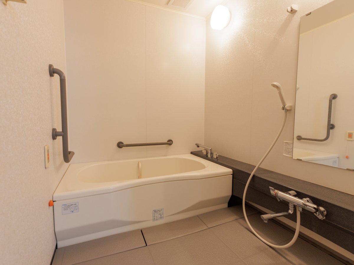 【スターライトホテル＆おふろcafé星遊館】ユニバーサルツイン（定員２名・30平米）の浴室