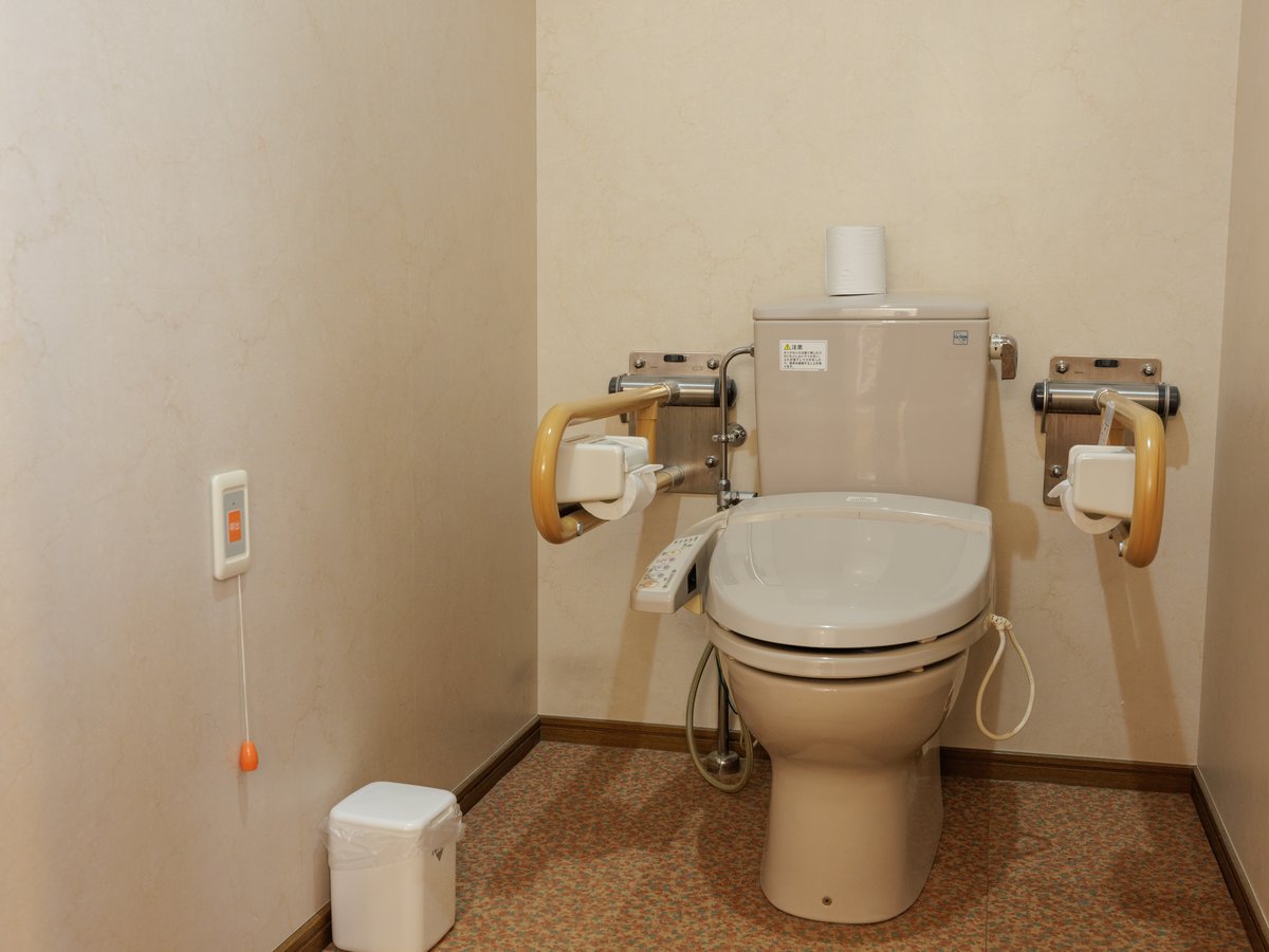【スターライトホテル＆おふろcafé星遊館】ユニバーサルツイン（定員２名・30平米）のトイレ
