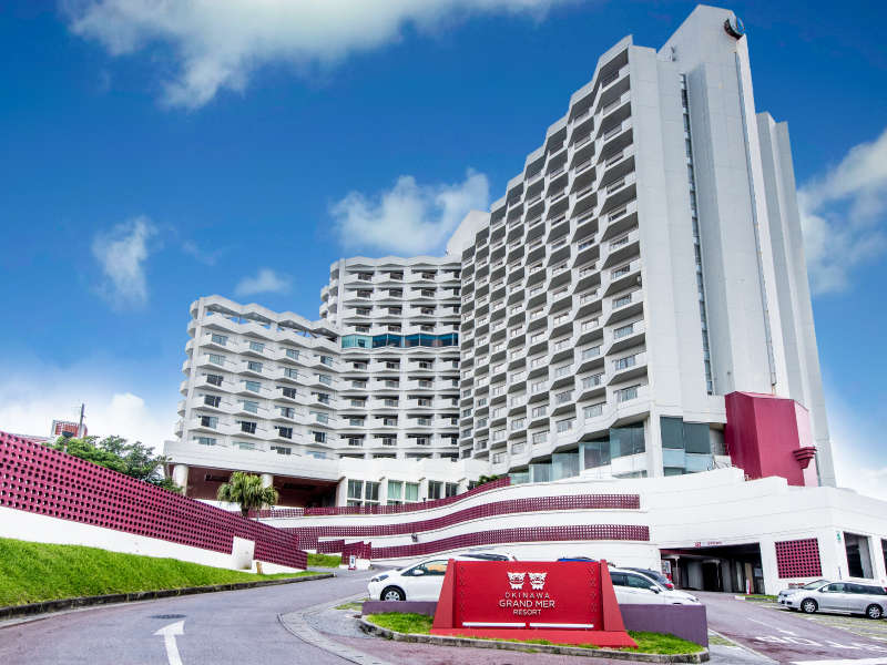 沖縄市の高台に佇むリゾートホテル