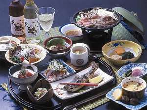 季節の幸を生かした山川和食料理は舌の肥えた中高年のお客様にも好評です。