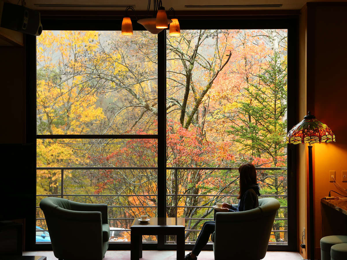 紅葉を眺めながらラウンジでコーヒーはいかがでしょうか？