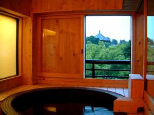 猿沢池・五重塔を眺望できる展望風呂♪夜(18:00～22:00)は幻想的に猿沢池・五重塔がライトアップされます。