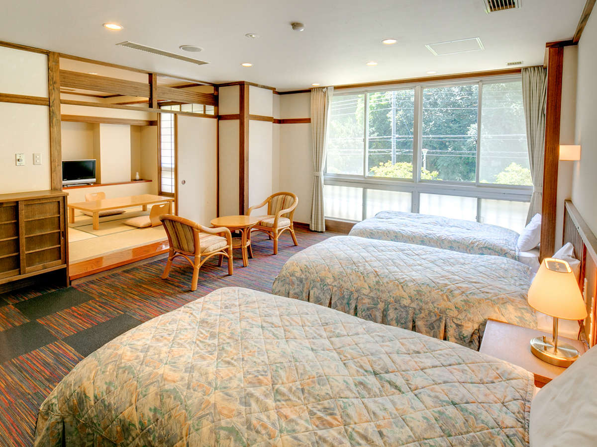 【和洋室】ベッド3台と布団が3枚で合計6名までご宿泊いただけます。
