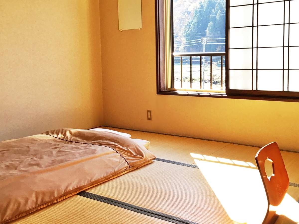 *【客室一例】和室8畳：大きな窓から光が差し込むお部屋です。