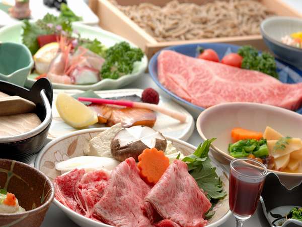尾花沢市内の肉屋さんで育てた牛を使用し、美味しい地元の素材満載！11月はツヤツヤ新米や新蕎麦も◎
