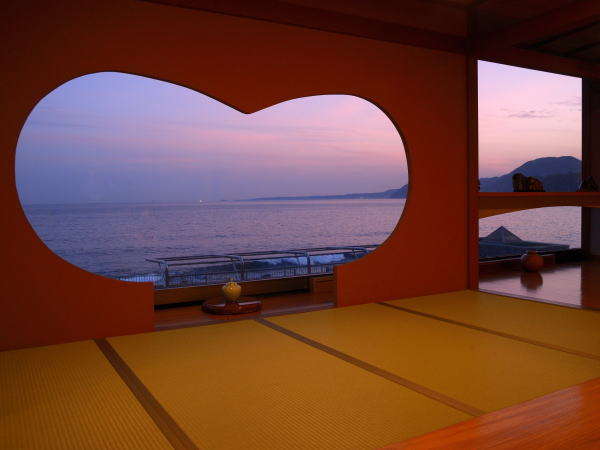 石花海へお越しのお客様をお迎えする「ハート型エントランス」記念撮影の場所としても人気です♪