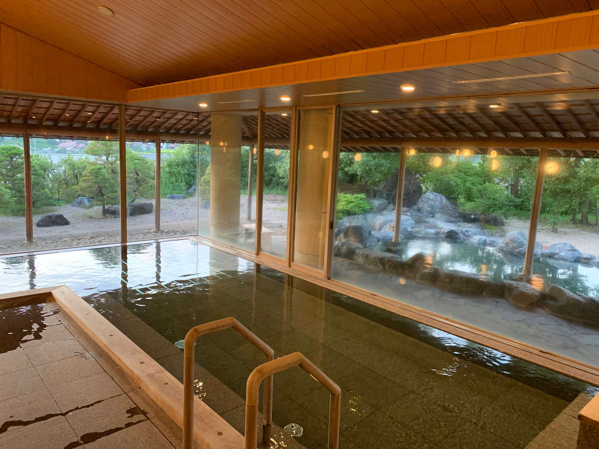 【大浴場】桧風呂　自然豊かな奥出雲、四季を通して色々な表情が楽しめますよ♪