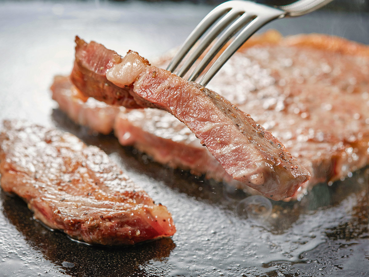 夕食-ステーキ※調味牛脂を注入した加工肉です