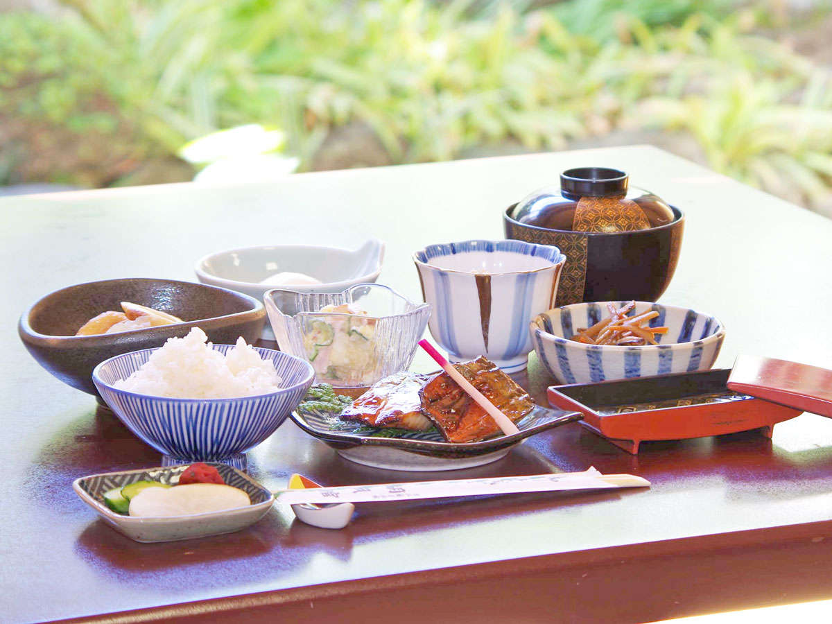 *【朝食】郷土料理《いしる》を使った焼き魚や、地元素材で作る和朝食が人気です。