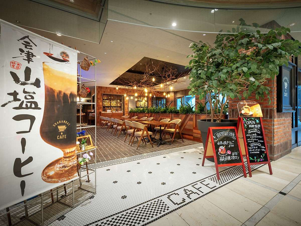 【裏磐梯カフェ】広々とした空間でゆったりとくつろげる裏磐梯カフェです。