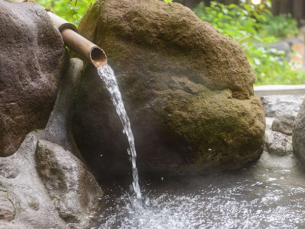 【女性露天風呂】竹筒から流れ落ちる温泉の音までも気分が盛り上がります。