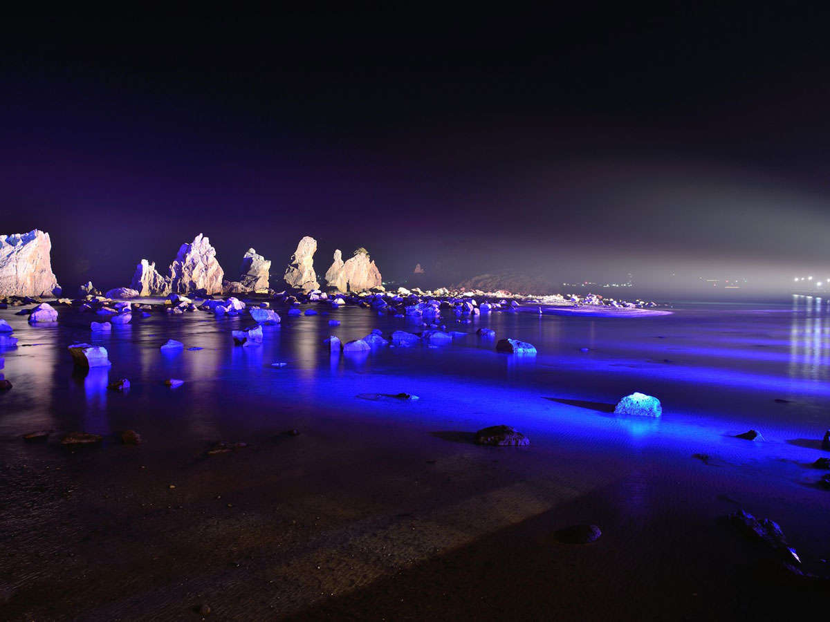橋杭岩がライトアップ。夜に浮かぶ奇岩の幻想的な雰囲気をお楽しみください。