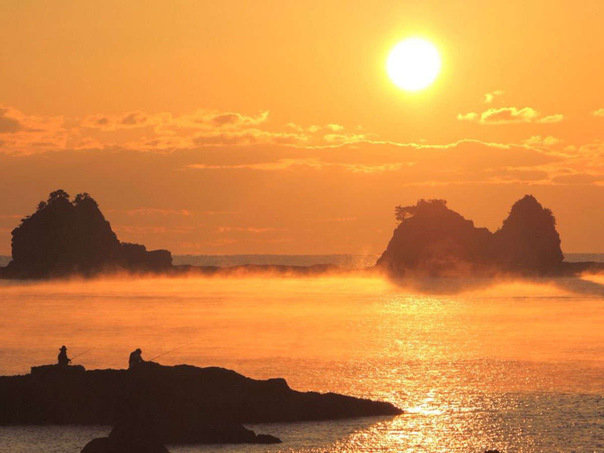 田原の海岸では冬季の早朝、「田原の海霧」とよばれる幻想的で有名な現象がまれに発生します。