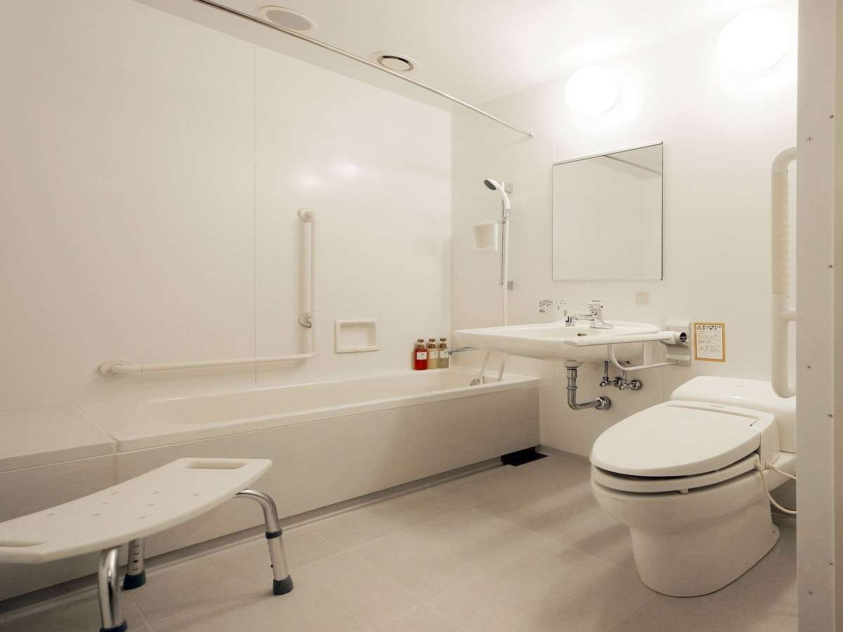 京王プレッソイン新宿のユニバーサルツインルームのバスルーム