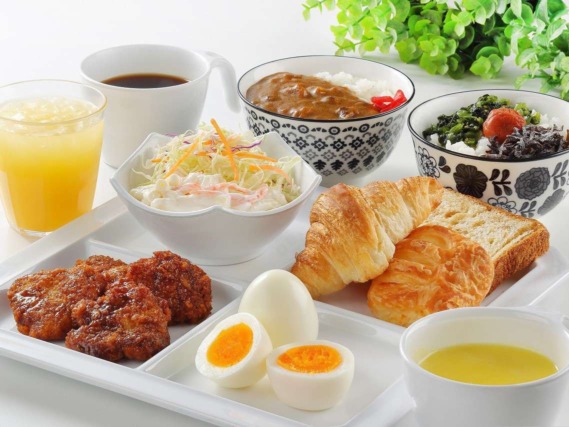 一日を元気にお過ごしいただくためにおいしい朝食を無料で ご用意。 6：30 - 9：30　ホテル1階朝食コーナー