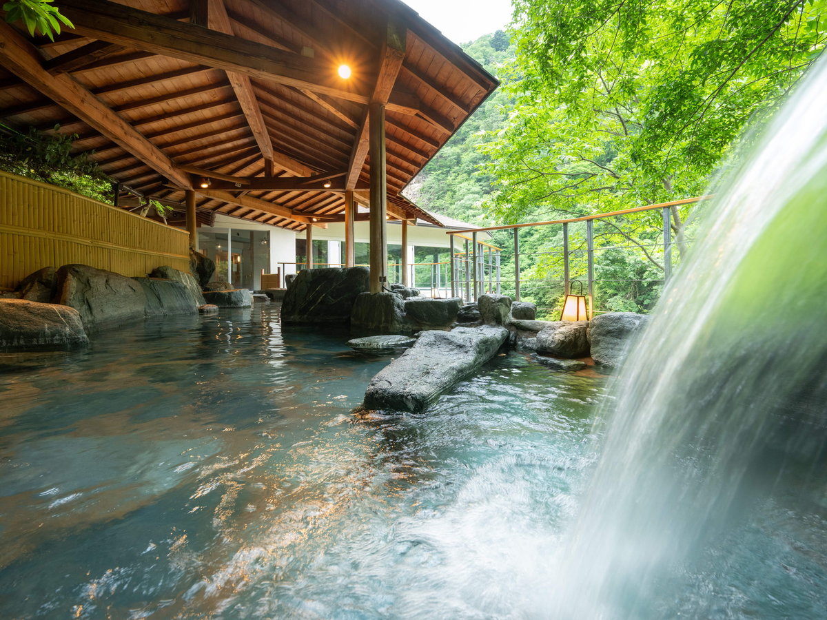 【露天風呂・さるあみの湯】大浴場は東北最大級！自然の眺めも美しい♪自家源泉の「弱アルカリ性単純泉」