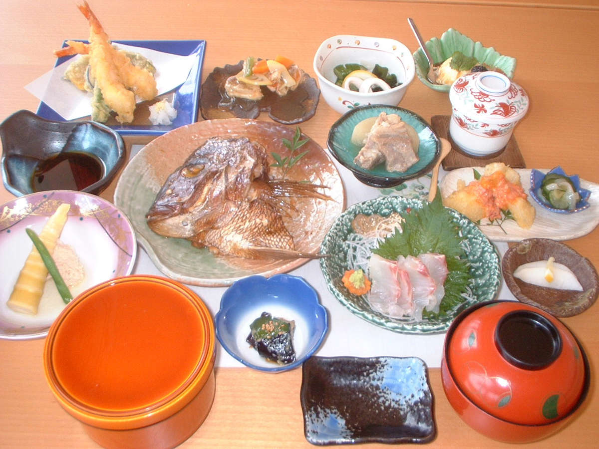 【夕食一例】鯛のあら煮をメインに、旬の食材を使用した品々をご用意！