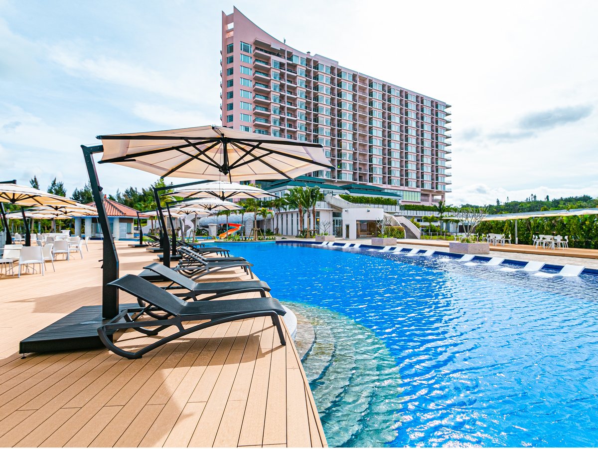 【外観】ホテル眼下には県内最大級のプールが広がりリゾート気分を味わえます。