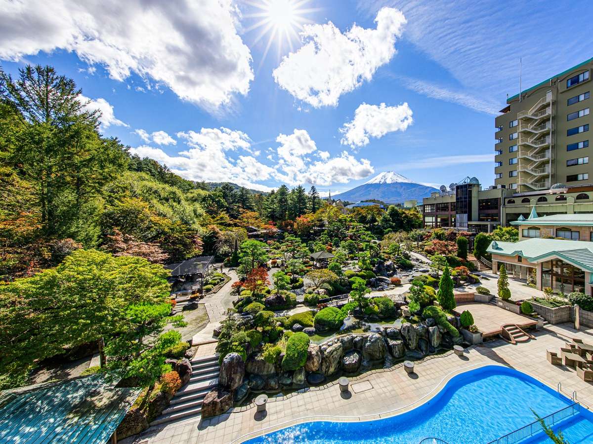 富士の麓に佇む和風旅館（庭園側外観）／２万５千坪の癒しの空間