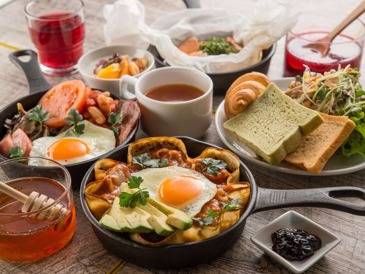 【朝食】日替わりメインプレートと選べるハーフビュッフェ(6:30~10:00）