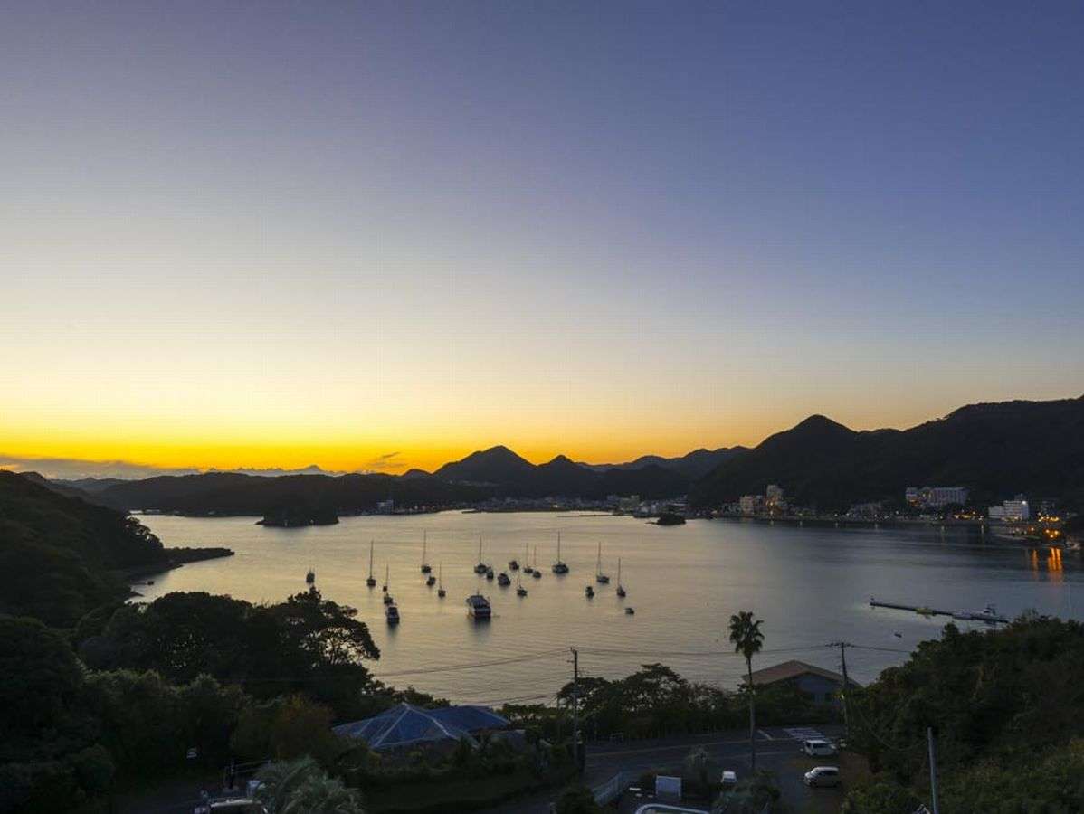 オレンジ色に染まる下田港。絶景です。