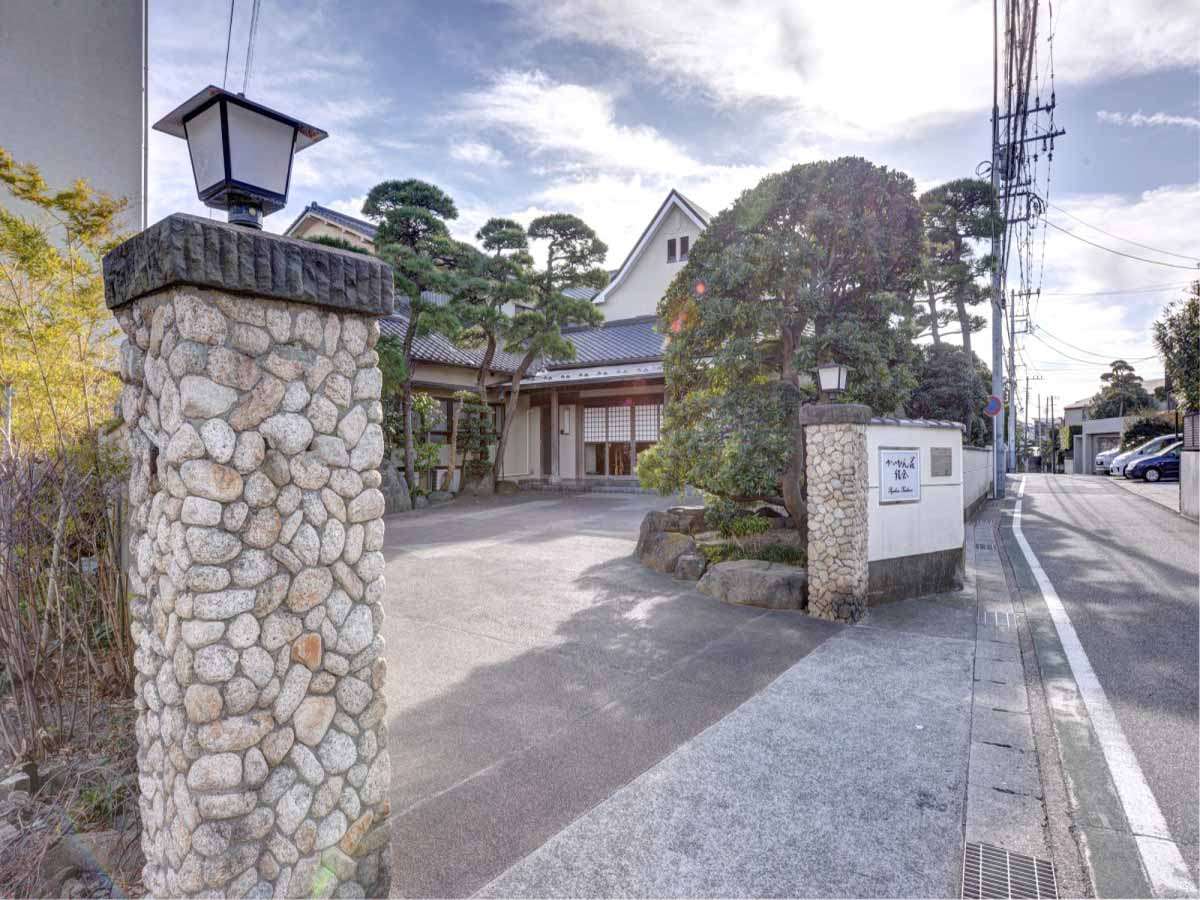 *【外観】「由比ヶ浜駅」から徒歩1分。鎌倉で唯一となる、純和風の割烹旅館です。