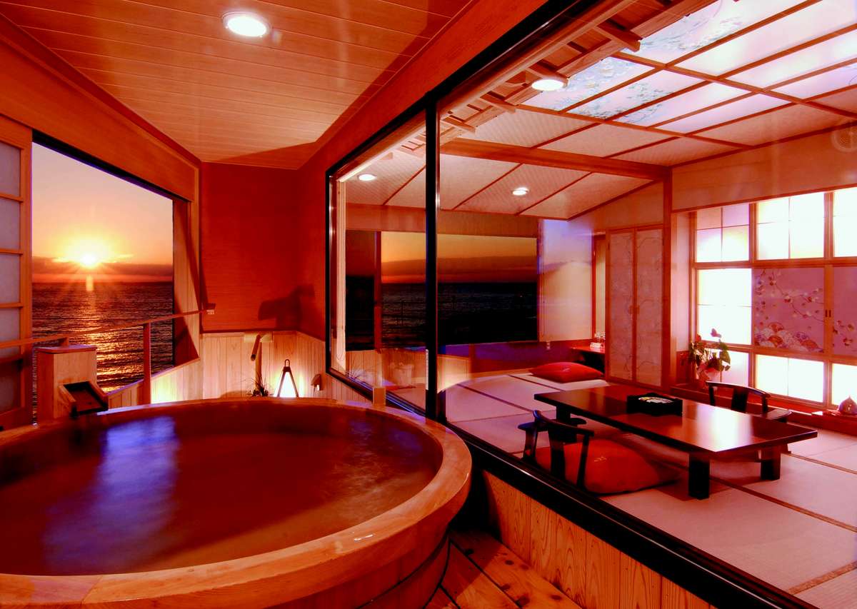 夕陽見の角部屋「やさしさに包まれて」。直径190ｃｍ温泉かけ流し露天風呂付