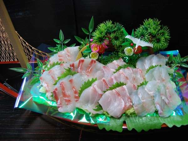 【天然白身魚のお刺身舟盛り（お２人分）】他にも、塩タタキやお魚料理が色々と♪お魚だけでお腹一杯！