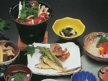 *山菜や川魚など、地元の新鮮な素材を生かした料理が自慢。
