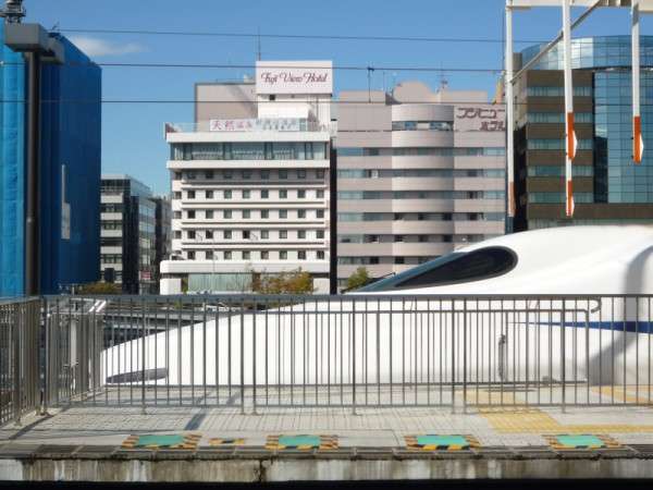 新横浜駅新幹線のホームから当ホテルがご覧いただけます！駅前2階歩行者デッキにて徒歩3分です
