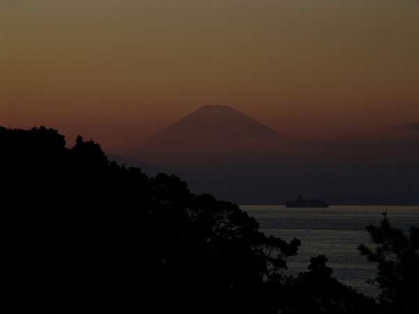 富士、相模湾、大島を一望
