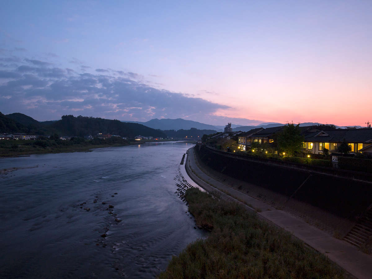 【外観】球磨川沿いに静かに佇む老舗旅館。
