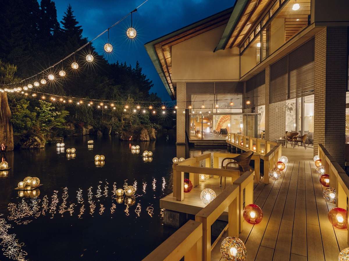【津軽四季の水庭：夏】弘前ねぷた祭りをイメージしてオリジナルで作成した津軽びいどろのランプが彩る空間