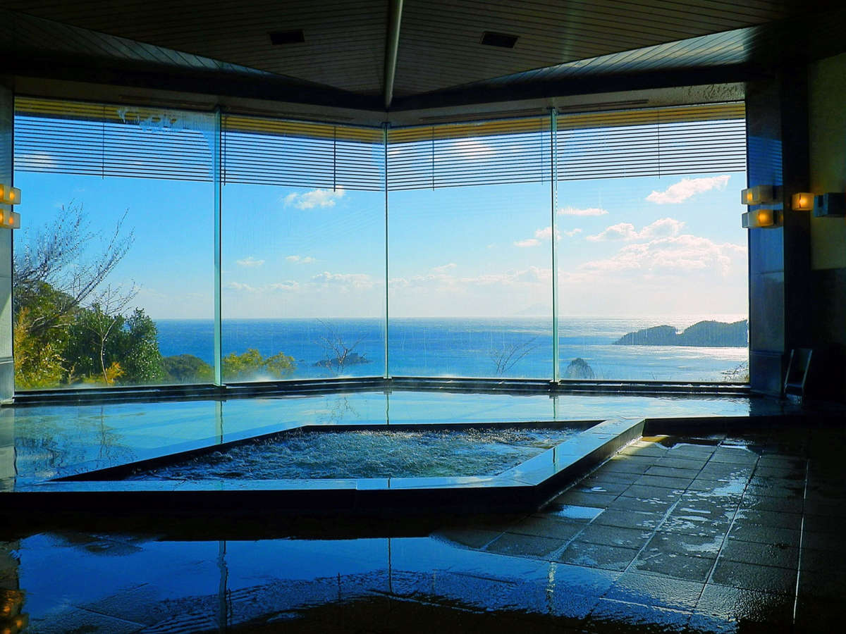 ＜内湯　鎌倉の湯＞窓いっぱいに美しい海景色が広がり、大海原に湯浴みする心地で心も体も癒されます。